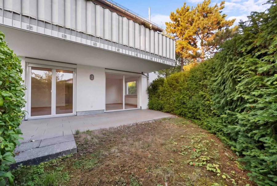 Kapitalanlage in Herrenberg: Vermietete 4-Zimmer-Wohnung mit Garten und 2 Tiefgaragenstellplätzen - Garten (2) (15324)