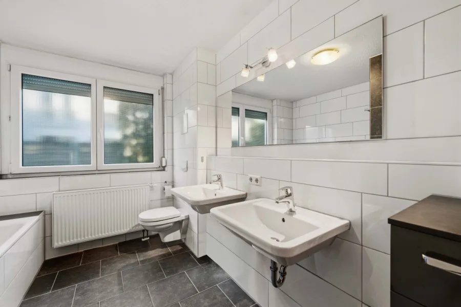 Kapitalanlage in Herrenberg: Vermietete 4-Zimmer-Wohnung mit Garten und 2 Tiefgaragenstellplätzen - Bad (1) (15146)