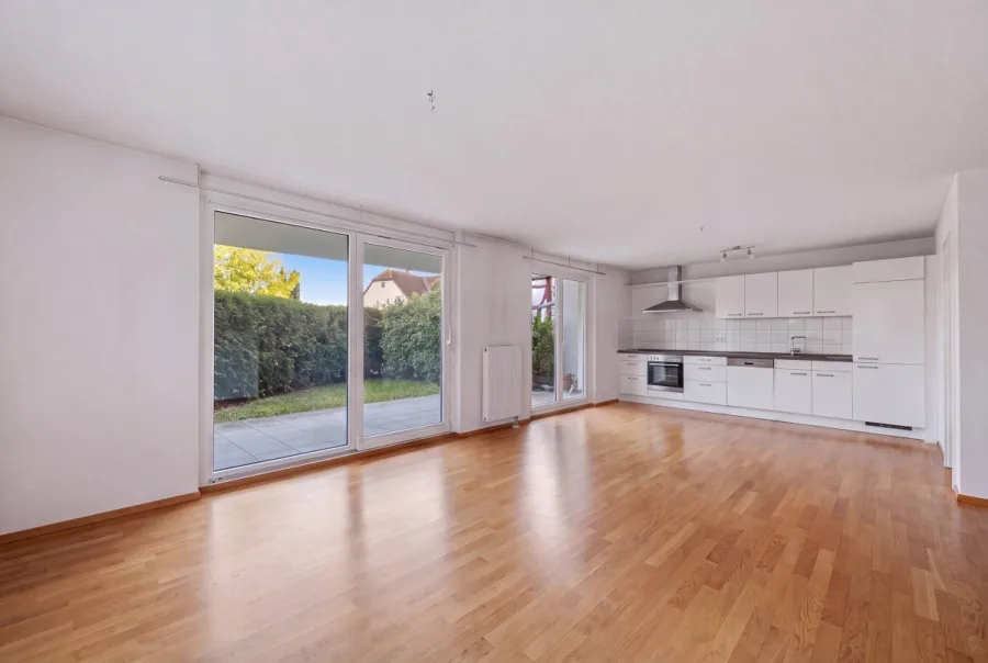 Kapitalanlage in Herrenberg: Vermietete 4-Zimmer-Wohnung mit Garten und 2 Tiefgaragenstellplätzen - Wohnzimmer (3) (15138)