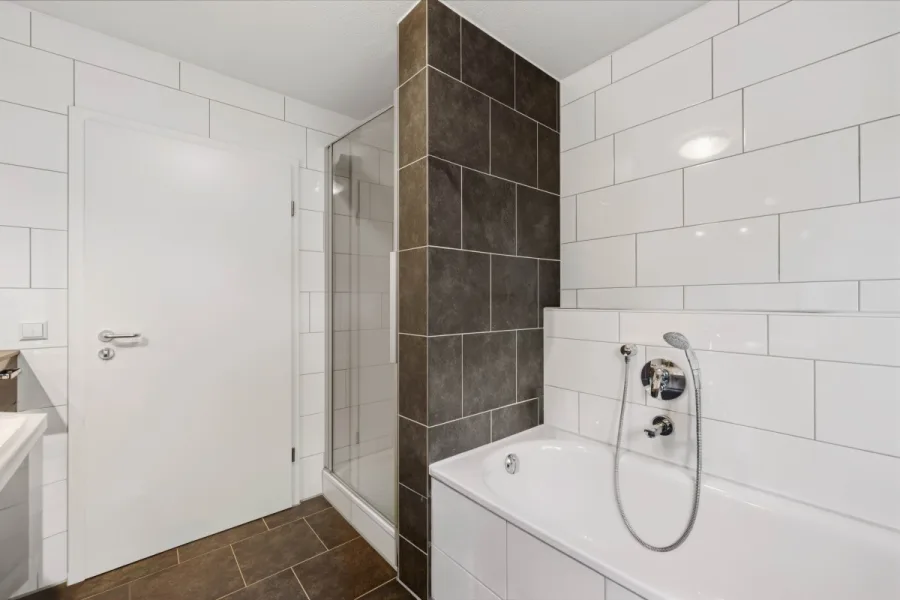 Kapitalanlage in Herrenberg: Vermietete 4-Zimmer-Wohnung mit Garten und 2 Tiefgaragenstellplätzen - Bad (2) (15147)