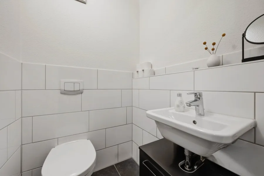 Kapitalanlage in Herrenberg: Vermietete 4-Zimmer-Wohnung mit Garten und 2 Tiefgaragenstellplätzen - WC (2) (15332)