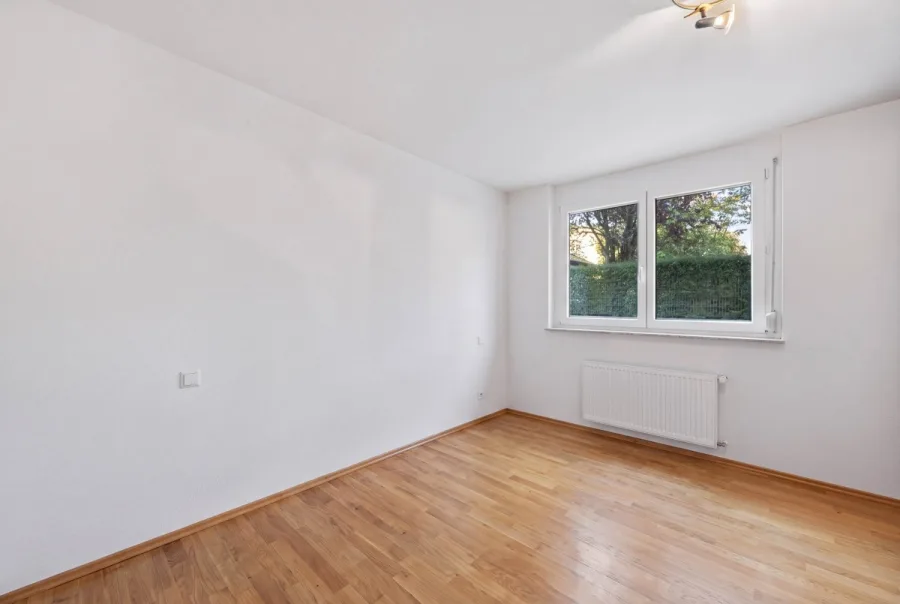 Kapitalanlage in Herrenberg: Vermietete 4-Zimmer-Wohnung mit Garten und 2 Tiefgaragenstellplätzen - Zimmer 1 (15143)