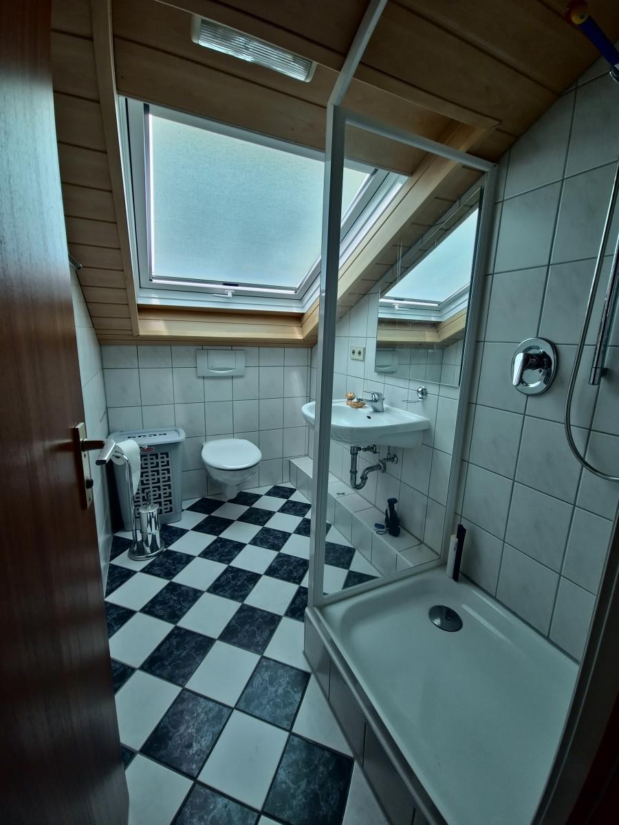 Sonniges Familienglück mit Garten, Balkon und viel Platz zur Entfaltung in Dagersheim - Ihr Duschbad (12313)