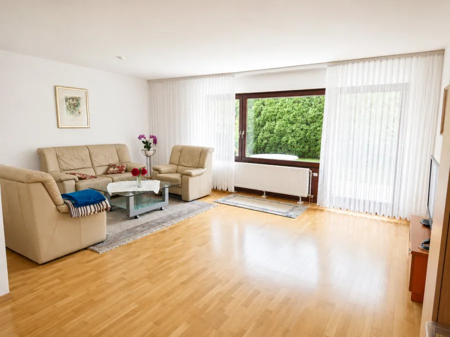Sonniges Familienglück mit Garten, Balkon und viel Platz zur Entfaltung in Dagersheim - Wohnzimmer (14311)