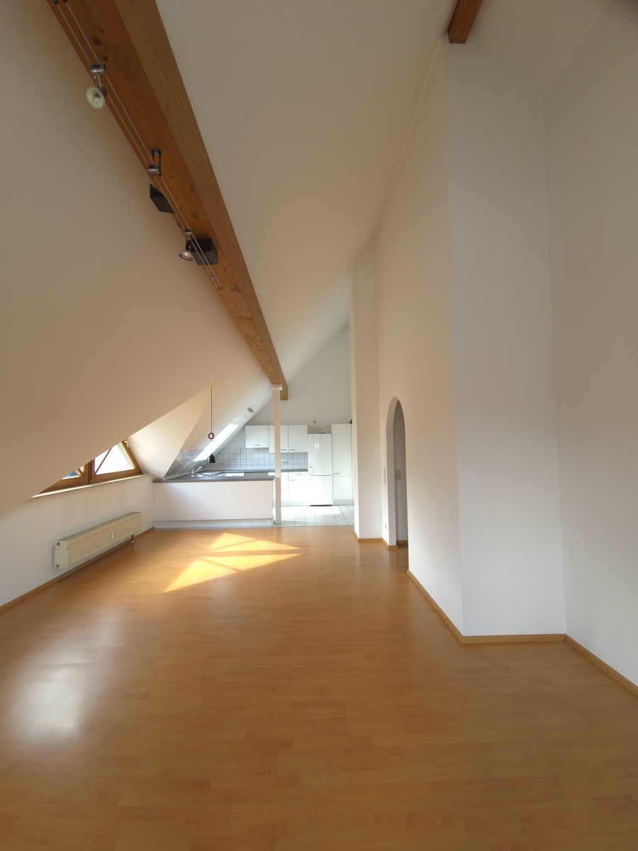 Stilvolle 2-Zimmer-Dachgeschosswohnung mit offener Wohnküche, Luftraum & Balkonaussicht - Wohn- und Essbereich (12354)
