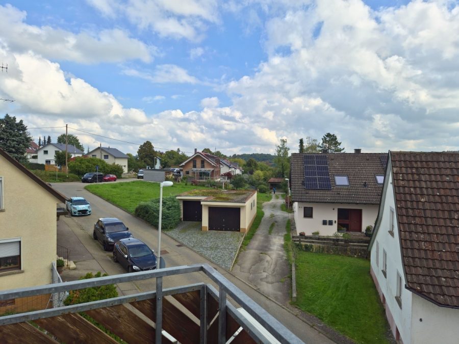 Stilvolle 2-Zimmer-Dachgeschosswohnung mit offener Wohnküche, Luftraum & Balkonaussicht - Ausblick (12360)