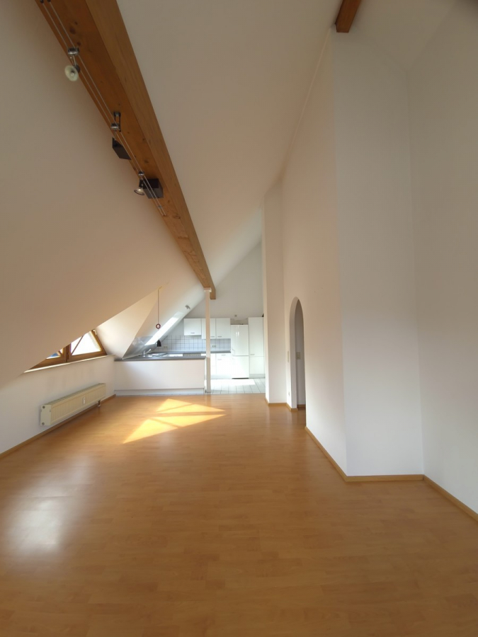 Stilvolle 2-Zimmer-Dachgeschosswohnung mit offener Wohnküche, Luftraum & Balkonaussicht - Wohn- und Essbereich (5830)