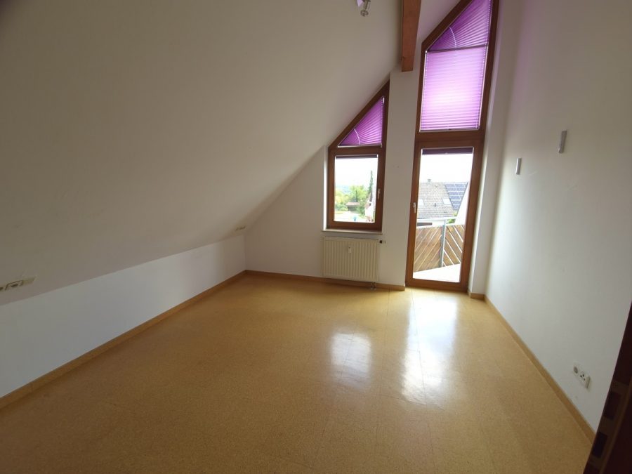 Stilvolle 2-Zimmer-Dachgeschosswohnung mit offener Wohnküche, Luftraum & Balkonaussicht - Ihr Schlafzimmer (12358)