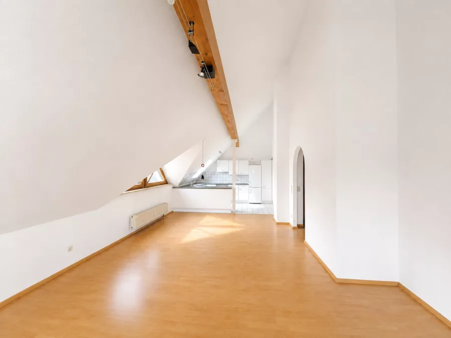 Stilvolle 2-Zimmer-Dachgeschosswohnung mit offener Wohnküche, Luftraum & Balkonaussicht - Wohnen & Essen (13356)