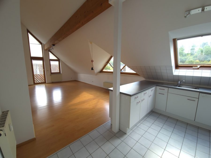 Stilvolle 2-Zimmer-Dachgeschosswohnung mit offener Wohnküche, Luftraum & Balkonaussicht - Küche- Wohn- & Essbereich (12355)
