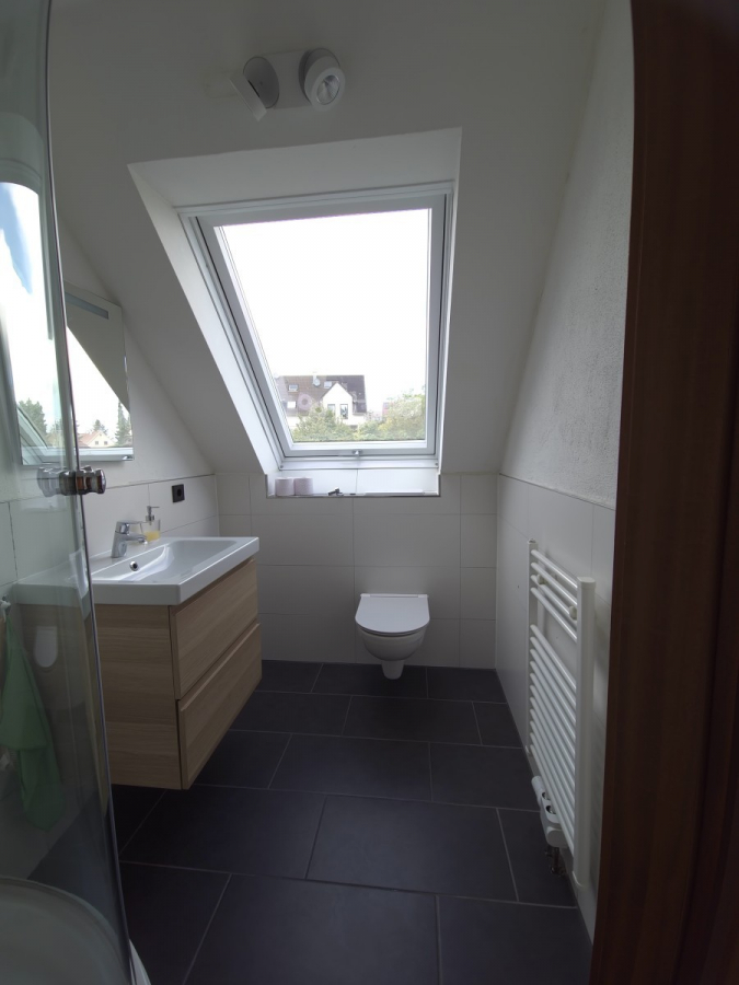 Stilvolle 2-Zimmer-Dachgeschosswohnung mit offener Wohnküche, Luftraum & Balkonaussicht - Ihr Bad (5837)