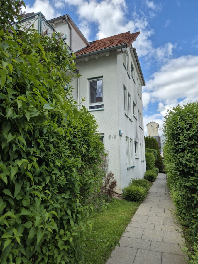 Helle 3-Zimmerwohnung mit Südbalkon, Einbauküche & TG-Stellplatz in Herrenberg-Oberjesingen - Aussenansicht (10730)