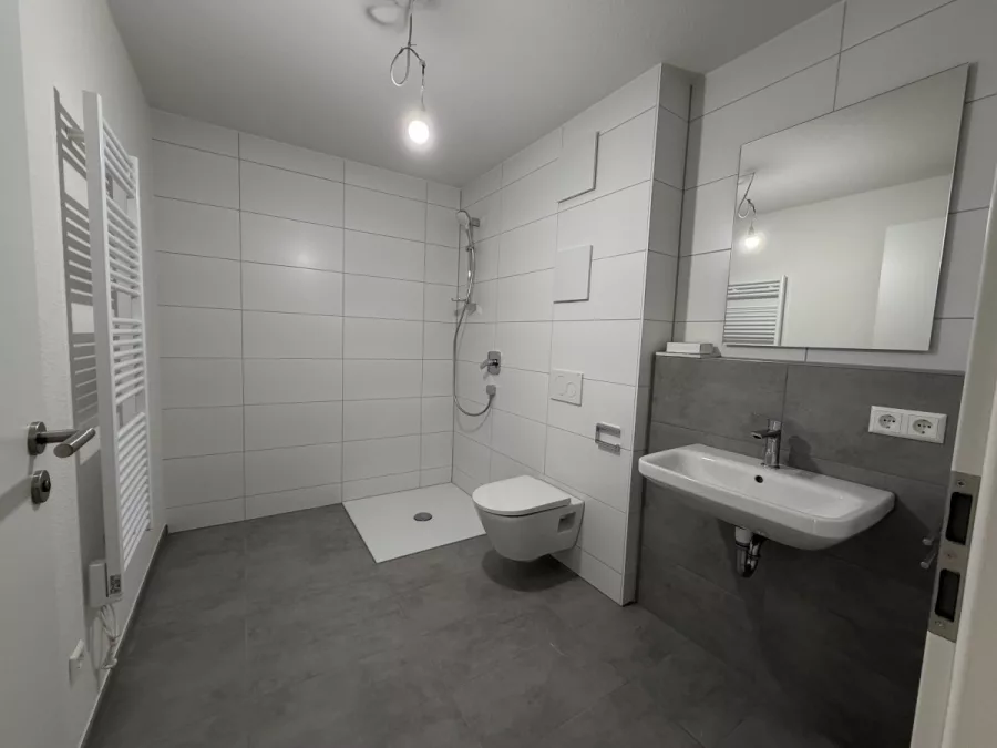 Moderne 2-Zimmer Erdgeschosswohnung mit Süd-Terrasse & kleinem Garten – Helle Räume & zentrale Lage - Whg 3 - Bad (13091)