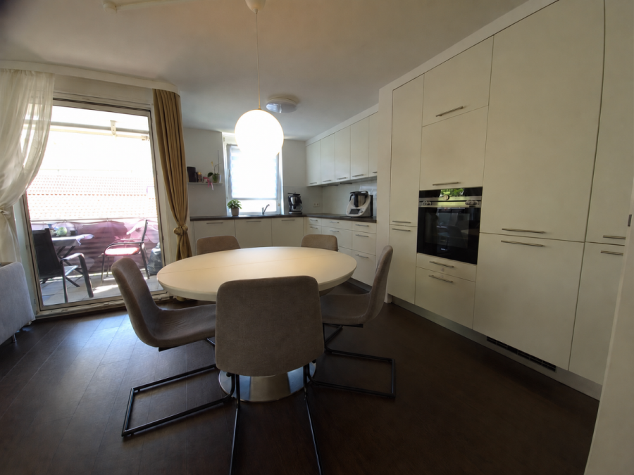 Wohnen wie im Haus – Exklusive 5,5-Zimmer-Maisonette mit Südterrasse, Balkon & Garage - Große Küche (12643)