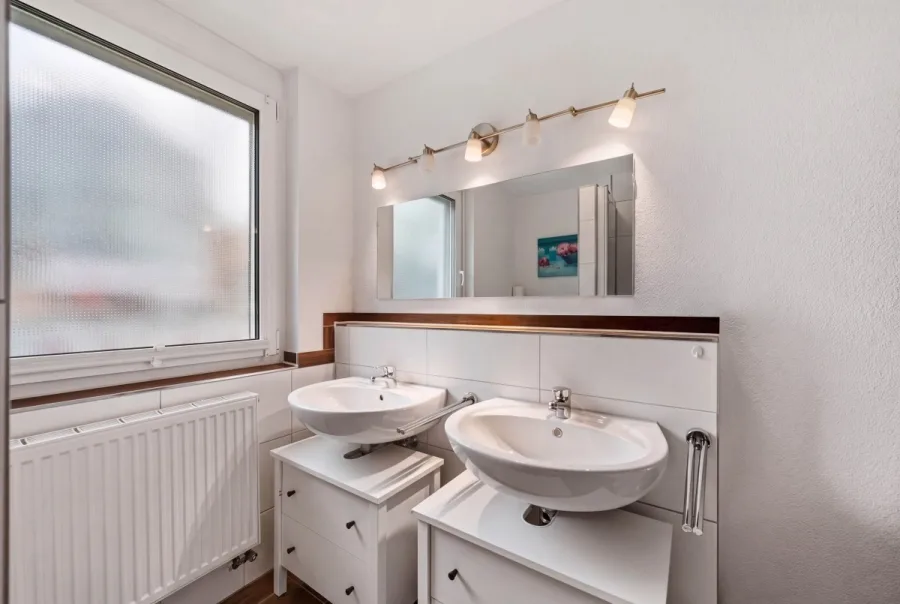 Hausgefühl inklusive: Sonnige Maisonette mit 2 Bädern, Südterrasse, Balkon & Garage - Bad - EG (15269)