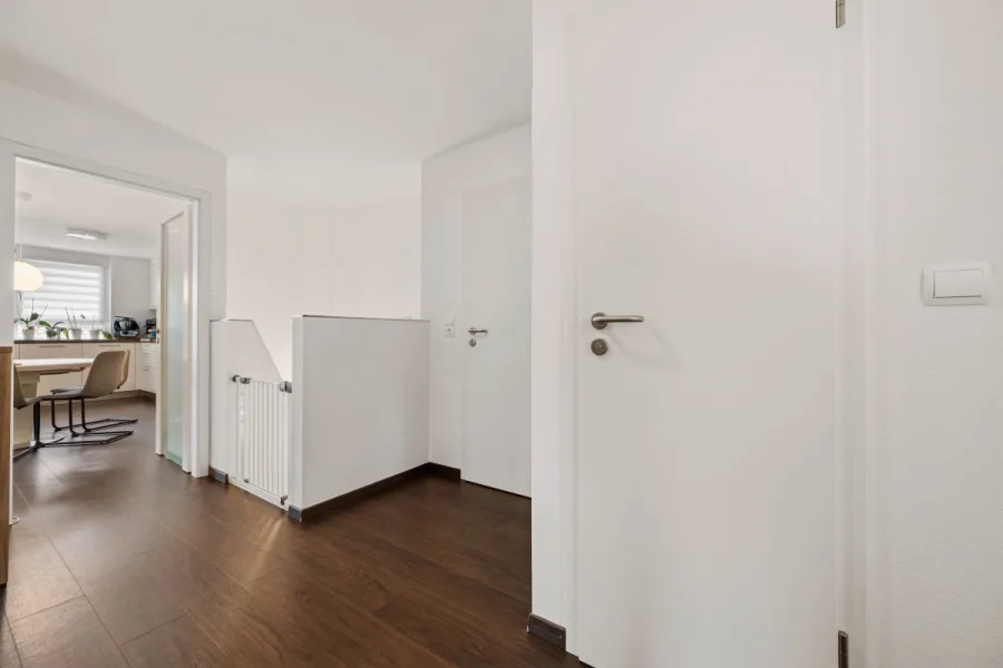Hausgefühl inklusive: Sonnige Maisonette mit 2 Bädern, Südterrasse, Balkon & Garage - Flur - EG (15271)