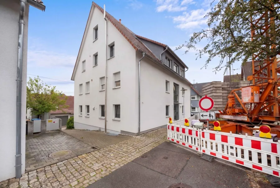 Hausgefühl inklusive: Sonnige Maisonette mit 2 Bädern, Südterrasse, Balkon & Garage - Aussenansicht (15277)