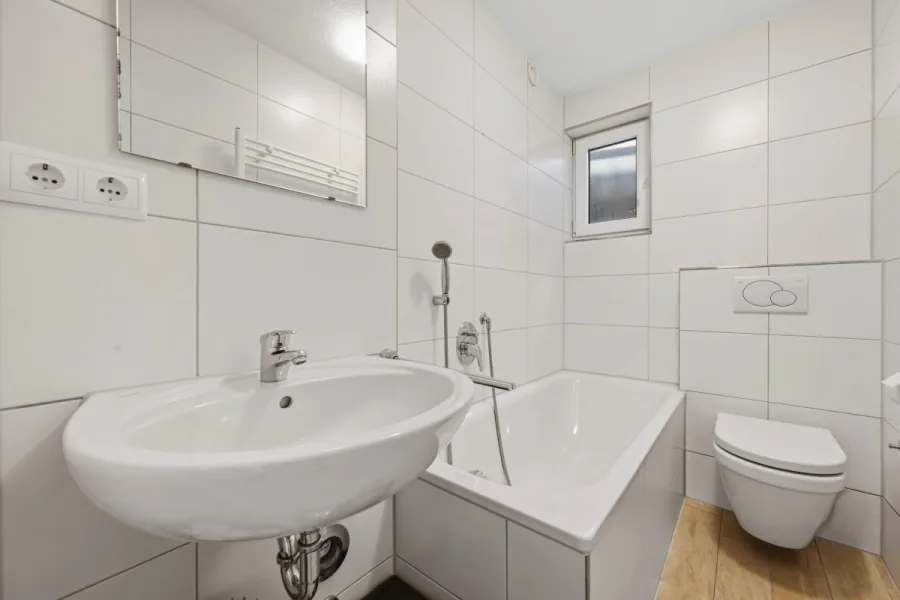 Hausgefühl inklusive: Sonnige Maisonette mit 2 Bädern, Südterrasse, Balkon & Garage - Bad - UG (15276)
