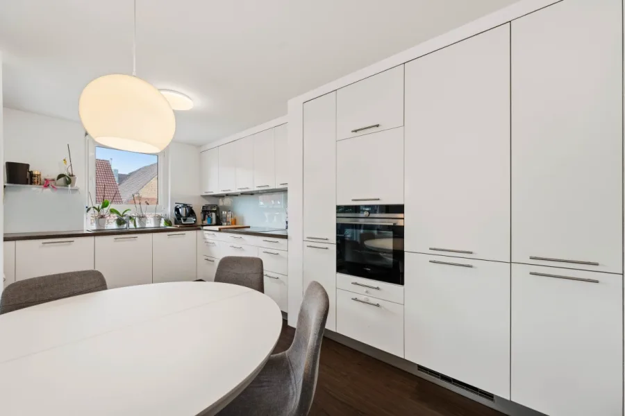 Hausgefühl inklusive: Sonnige Maisonette mit 2 Bädern, Südterrasse, Balkon & Garage - Küche (15265)
