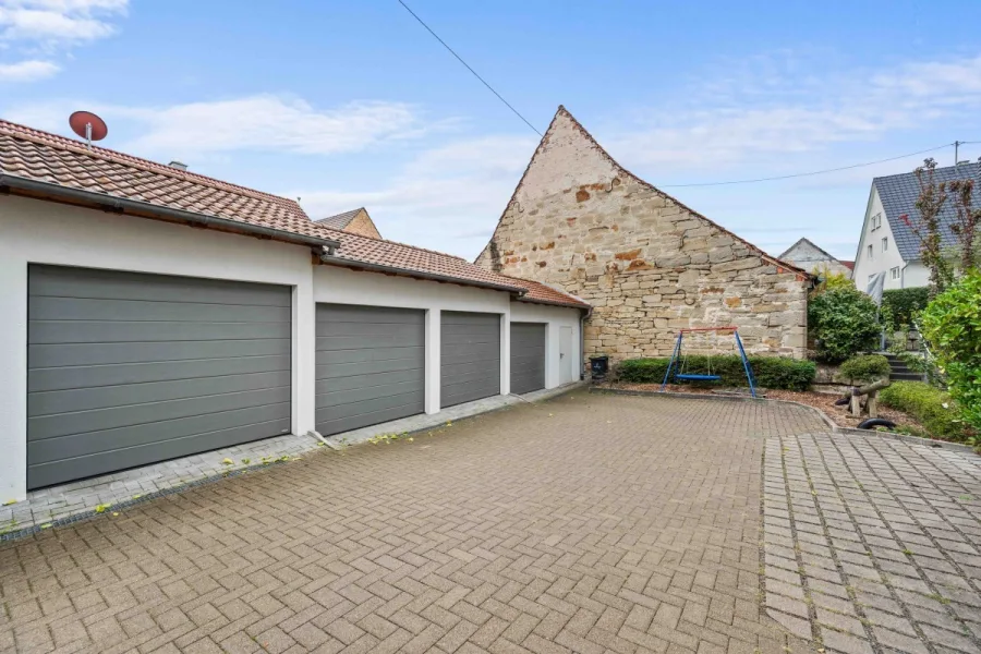 Hausgefühl inklusive: Sonnige Maisonette mit 2 Bädern, Südterrasse, Balkon & Garage - Garage (15278)