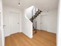 Whg 8 Eingang + Treppe