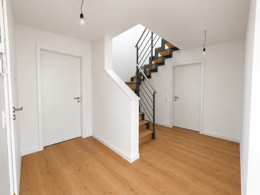Stilvolles Zuhause für Familien & Paare mit hohen Ansprüchen: 4 Zimmer mitten in Herrenberg - Whg 8 Eingang + Treppe (14511)