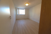 großes Schlafzimmer - SICHER IM ALTER: Moderne 2-Zimmer-Wohnung mit Süd-Balkon und umfassendem Betreuungsangebot