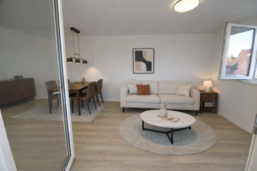 Sicher im Alter: Moderne 2-Zimmer-Wohnung mit Süd-Balkon und umfassendem Betreuungsangebot - Helles Wohnzimmer (5895)