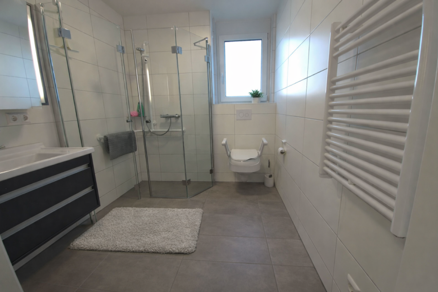 SICHER IM ALTER: Moderne 2-Zimmer-Wohnung mit Süd-Balkon und umfassendem Betreuungsangebot - Seniorengerechtes Bad (7928)