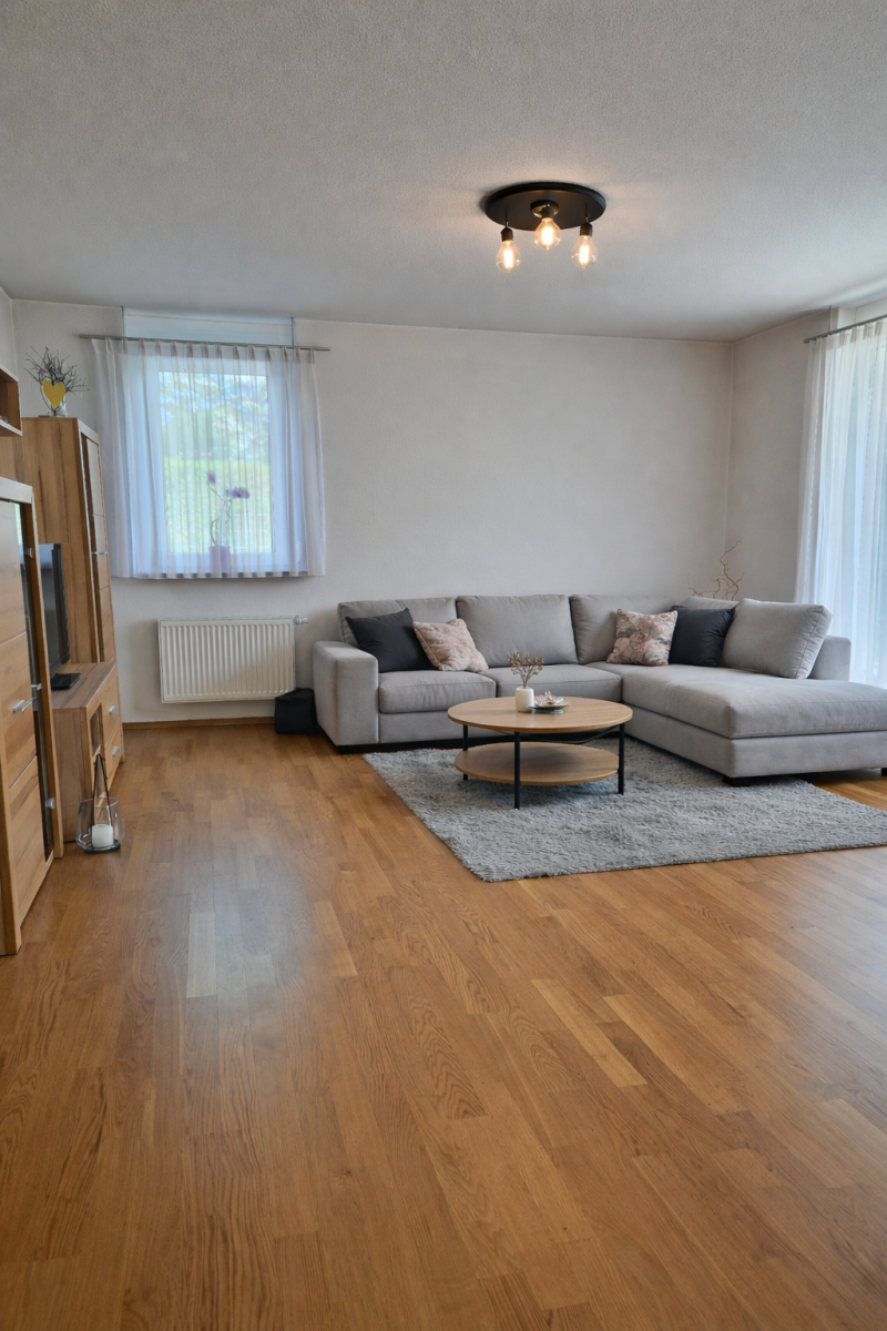 Stadtnah wohnen mit Garten – 4-Zimmer-EG-Wohnung in Herrenberg - Wohnzimmer (12491)