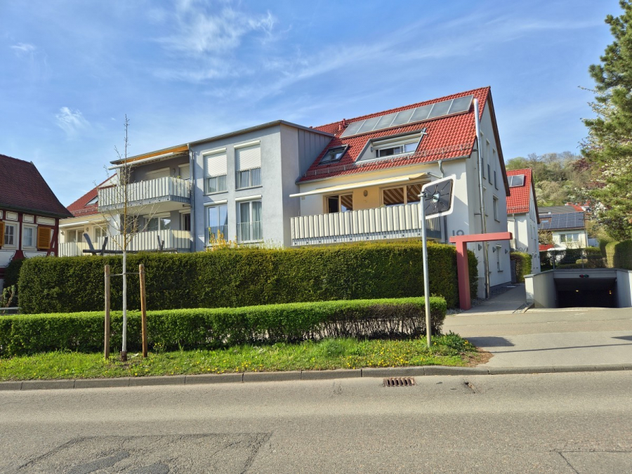 Stadtnah wohnen mit Garten – 4-Zimmer-EG-Wohnung in Herrenberg - Außenansicht (9160)