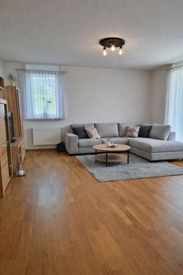 Stadtnah wohnen mit Garten – 4-Zimmer-EG-Wohnung in Herrenberg - Wohnzimmer (9162)