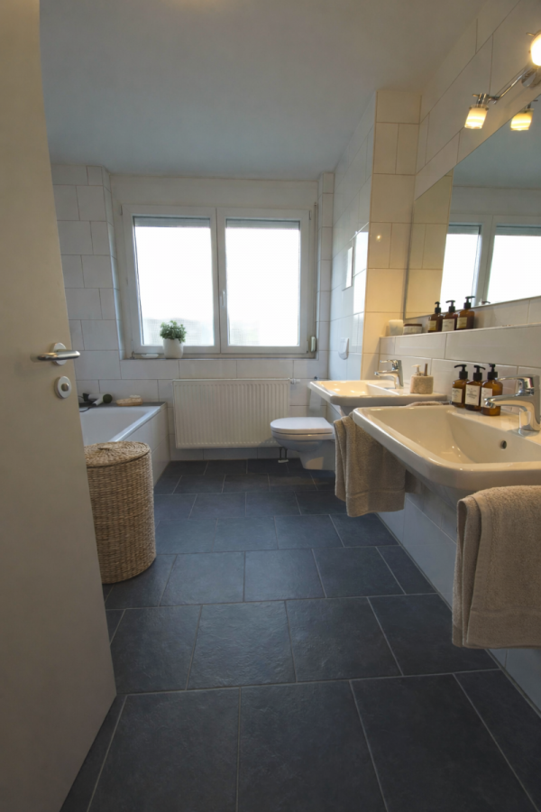 Stadtnah wohnen mit Garten – 4-Zimmer-EG-Wohnung in Herrenberg - Tageslichtbad (8636)